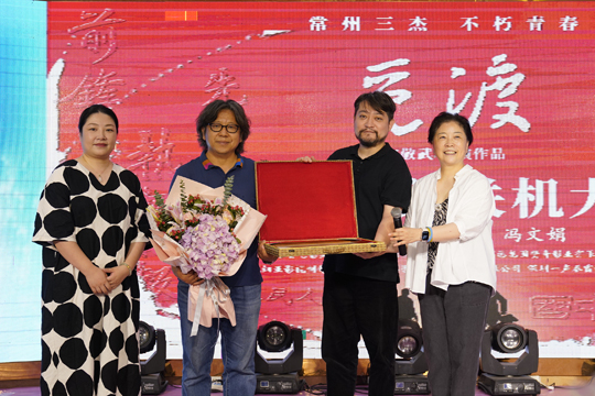 1657796188.jpg 左1 出品方代表祝贺影片杀青.jpg